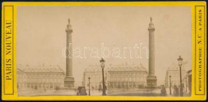 cca 1890-1900 Colonne Vendóme, a vendome-i győzelmi oszlop keményhátú sztereófotója, Paris Nouveau Photographie N.C. a Paris, a hátoldalán feliratozva, a felületén kis lyukakkal, 8x17 cm