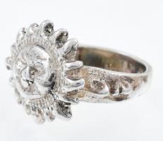 Ezüst(Ag) napocskás gyűrű, jelzett, méret: 47, nettó: 6,8 g