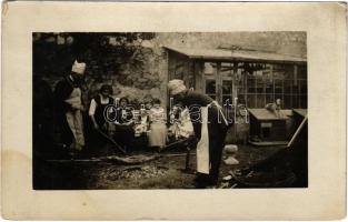 1913 Magyar folklór, sütögetés az udvaron / Hungarian folklore, grilling in the yard. photo (fl)