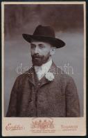 cca 1910 Kalapos férfi, keményhátú fotó Erdélyi budapesti műterméből, 110,5×6,5 cm