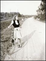 cca 1950 Hölgy kerékpárral, 2 db negítv, 6×4,5 cm