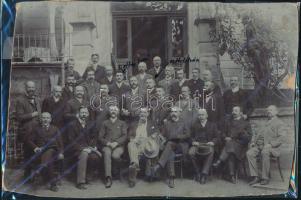 cca 1910-1920 Művészek, írók beazonosításra váró csoportképe, köztük Heltay Jenő és Csók István, vágott, sérült fotó, 16,5×24 cm