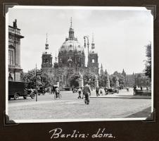 Németországi (Berlin, Potsdam, Hamburg, stb.) város- és tájképek, 32 db fotósarokkal albumba rögzítv...