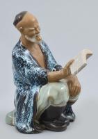 Kínai olvasó bölcs, mázas kerámia figura, jelzett, kis hiánnyal, m: 14,5 cm