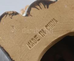 Kínai olvasó bölcs, mázas kerámia figura, jelzett, kis hiánnyal, m: 14,5 cm