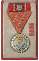 1957. Szolgálati Érdemérem zománcozott kitüntetés mellszalagon, miniatűrrel szalagsávon, eredeti tokban T:2 NMK 618.
