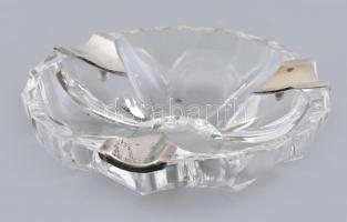 Ezüst (Ag) berakásos csiszolt üveg hamutál, jelzett, kopásnyomokkal, csorbával, d: 14,5 cm, ezüst: nettó 12 g