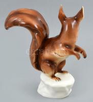 Mókus porcelán figura, kézzel festett, jelzés nélkül, egészen apró lepattanással az egyik fülén ,m: ...