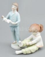 Hollóházi kislány babával, kézzel festett porcelán, jelzett, hibátlan, m: 17 cm + Aquincumi porcelán kislány, kézzel festett, jelzett, apró kopásnyomokkal, 13×10 cm