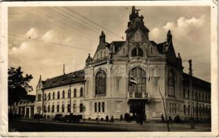 1943 Nagyszalonta, Salonta; Városháza magyar zászlókkal / town hall with Hungarian flags (EK)