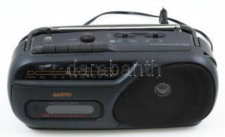 Sanyo M-1550F típusú retró rádiómagnó, használt állapot, a hangerőszabályzó nem működik