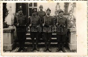 1940 Sepsiszentgyörgy, Sfantu Gheorghe; katonák virágokkal a sisakjukban / military, soldiers with flowers in their hats. Angelo Köntés photo (fl)