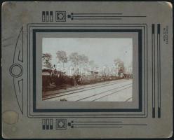 1908. július 6. Frontális vonatbaleset, kartonra kasírozott, hátoldalon sérült, feliratozott fotó, Adler műterme, Szászváros, 7,5×10,5 cm