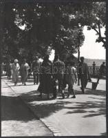 cca 1940 Budapest, korzó a Bástya sétányon a Budai Várban, pályázati fotó, Reich Péter Cornel alkotása, 30×23 cm