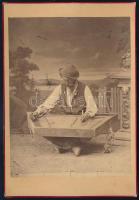 cca 1900 Citerázó férfi keményhátú kabinetfotó 11x17 cm