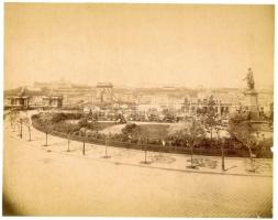 cca 1880 Klösz György Budapest Eötvös tér a Lánchíddal. nagy méretű keményhátú fotó, paszpartuban. Képméret 22x16 cm