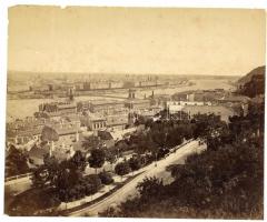 cca 1880 Budapest Lánchíd a Várhegyről. nagy méretű keményhátú fotó, paszpartuban. Képméret 22x16 cm