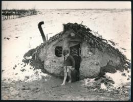 1977 Cigány fiú egy földbe vájt vályogkunyhó előtt, Révász Tamás fotóművész könyvében (Búcsú a cigányteleptől, Kossuth, 1977) publikált fotója, hátoldalon merevítőpapírral, 18×23,5 cm