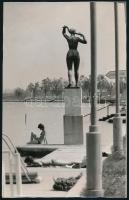 cca 1975 Agárdi strandrészlet a női akt szoborral, publikált fotó, merevítőpapírral, 23×15 cm