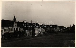 1943 Szászrégen, Reghin; Fő tér, Carl A. Soos és Deutsch üzlete / main square, shops