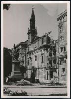 1945 A budapesti Március 15. tér és a Nagyboldogasszony-templom a bombázások után, a Bp. Székesfőváros Idegenforgalmi Hivatal hátoldalt pecsételt fotója, szép állapotban, 17,5×12,5 cm
