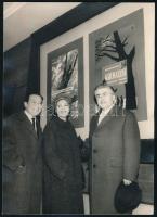 1962 Bara Margit, Kállai Ferenc színészek és Marton Endre rendező a Katonazene című film főszereplői Párizsban a film bemutatója alkalmából, fotó jó állapotban, 18×13 cm