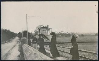 cca 1910 A rákoskeresztúri köztemető (Új köztemető) villamos végállomása a beérkező villamossal, fotó, szép állapotban, 6×10 cm