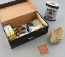 Egy doboznyi vegyes bolha tétel, benne csigaház formájú kerámia, Jim Beam fémdoboz, mini baba, stb.