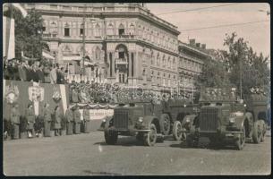 cca 1946 Katonai díszszemle járművekkel a budapesti Dózsa György úton, fotó jó állapotban, 9×14 cm