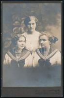 cca 1890 Három nővér kabinetfotó Dunky Elek kolozsvári műterméből 11x21 cm