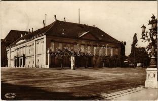 1933 Budapest I. Szent György tér, Miniszterelnöki palota, hirdetőoszlop. Csiky Foto