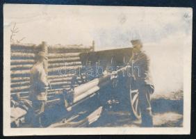1916 Ágyú az elsütés pillanatában, hátoldalon feliratozott fotó, 4×6 cm