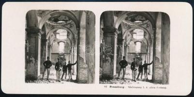 1904 Pressburg / Pozsony, Säulengang i.d. alten Festung / árkád a régi várban katonákkal, sztereofotó, 9×189 cm