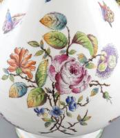 Viktória mintás váza, Fischer Vilmos, Kolozsvár, 1881, kézzel festett porcelán, jelzett, kopott, Bal...