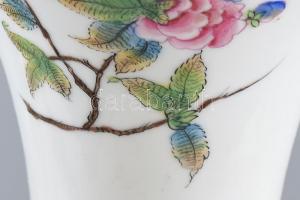 Viktória mintás váza, Fischer Vilmos, Kolozsvár, 1881, kézzel festett porcelán, jelzett, kopott, Bal...