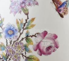 Viktória mintás váza, Fischer Vilmos, Kolozsvár, 1881, kézzel festett porcelán, jelzett, kopott, Bal...