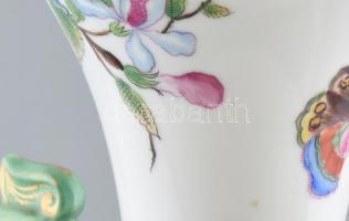 Viktória mintás váza, Fischer Vilmos, Kolozsvár, 1881, kézzel festett porcelán, jelzett, kopott, Bal...