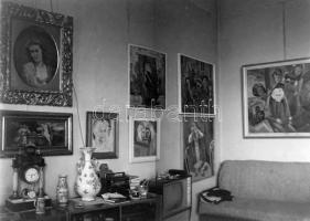 Viktória mintás váza, Fischer Vilmos, Kolozsvár, 1881, kézzel festett porcelán, jelzett, kopott, Bal...