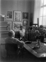 Viktória mintás váza, Fischer Vilmos, Kolozsvár, 1881, kézzel festett porcelán, jelzett, kopott, Bal...