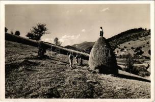 1941 Polena környéke, szalma kazal Készítése / Poljana, Transcarpathian folklore