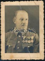 cca 1940 Katonatiszt kitüntetésekkel, fotó, felületén törésnyomok, 8,5×6 cm