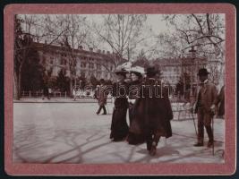 1907 Szeged, utcakép sétálókkal, hátoldalon feliratozott, kartonra ragasztott fotó, 7,5×10,5 cm