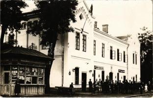 1927 Biharkeresztes, Vasútállomás, vasutasok, Dreher Maul csokoládé és baksör, hírlapárus bódé. Markóczy photo