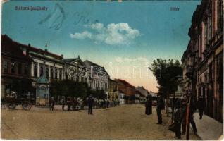 Sátoraljaújhely, Fő tér, üzletek, rendőr. Vasúti levelezőlapárusítás 20. 1915. (Rb)