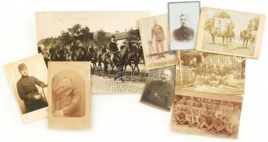 cca 1900-1930 10 db vegyes katonai fotó (keményhátú műtermi fotók, vizitkártyák, fotólapok, nagyméretű), közte feliratozottak, megírtak, vegyes állapotban, 9,5x6,5 cm és 23x16,5 cm közötti méretben