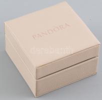 Kis vegyes bizsu tétel: gyöngy nyaklánc és karkötő, pingvin bross, stb., díszdobozban