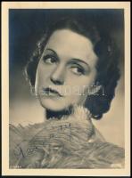 Tasnády Fekete Mária (1911-2001) színésznő, szépségkirálynő autográf aláírása őt ábrázoló fotólapon, 12x9 cm