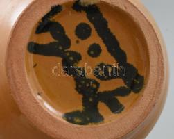 Gorka Lívia (1925-2011): Barna csíkos kaspó. Festett mázas kerámia, jelzett, hibátlan, m:15,5 cm, d:...