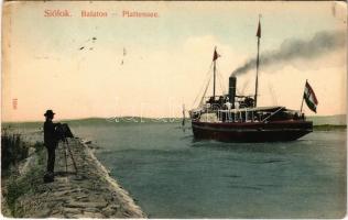 1912 Siófok, Balaton, HELKA gőzhajó, fényképész fényképezőgéppel a parton. Taussig A. 9631. (EK)