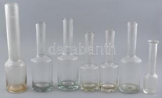 7 db régi pálinkás üveg, szakított, koruknak megfelelő állapotban, 0,1-0,5 l, m: 18-30 cm